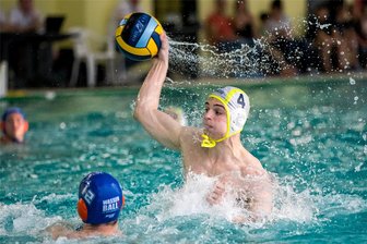 SVV Plauen mit furiosem Start in die neue Saison - Sascha Wolf (am Ball) war zum Saisonauftakt mit drei Treffern erfolgreichster Werfer der Plauener Bundesliga-Wasserballer.