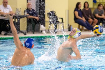 SVV Plauen schlägt Würzburg deutlich - Der neue Plauener Kapitän Johannes Schilling (am Ball) sorgte am Samstagabend für den ersten Treffer der Saison im Plauener Stadtbad. Am Ende bejubelte der SVV einen klaren Erfolg gegen Würzburg.