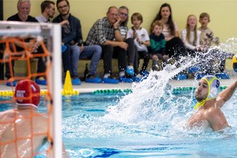 SVV Plauen verliert das Spitzenspiel deutlich - Der SVV Plauen (am Ball Stephan Rezek) hat am 24. Februar die Gelegenheit, sich vor den eigenen Fans gegen Duisburg für die erste Saisonniederlage zu revanchieren.