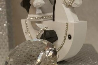 Swarovski-Steine zieren weiße Reiter - Die Elche sind mit kleinen und größeren Swarovski-Steinen verziert. 