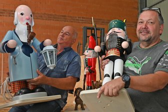 Sweet Home Alabama: Oederan schickt zum Adventsfest Figuren aus dem Erzgebirge in die USA - Abschied nehmen: Gundolf Berger (l.) und Matthias Schiebold verpacken die Figuren.