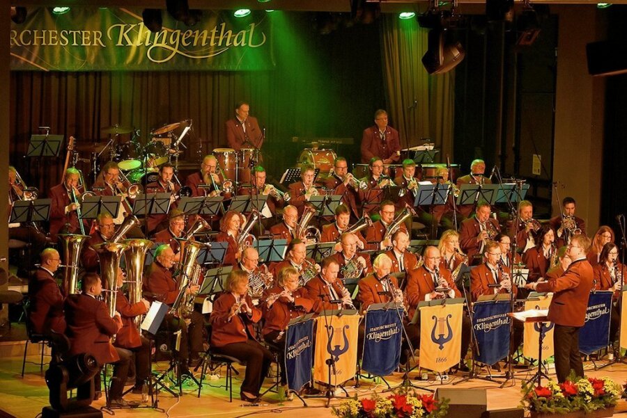 Swing, Klassik und Blasmusik: Stadtorchester Klingenthal begeistert Zuhörer - Das Stadtorchester Klingenthal am Samstag in der Musikhalle Markneukirchen.
