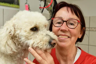 Sybille Fronzke ist Hundefriseurin in Lunzenau: „Eine Kundin wollte, dass der Hund zu ihrer Handtasche passt“ - Sybille Fronzke betreibt im Lunzenauer Ortsteil Hohenkirchen den Muldentaler Hundesalon: Auch ihre Hündin Marta wird hier frisiert.
