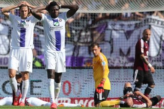 Sylvestr entpuppt sich als Spielverderber - Stipe Vukur (l.) und Solomon Okoronkwo können es nicht fassen, dass der am Boden liegende Michael Fink die Torchance zum Ausgleich verpasste. 