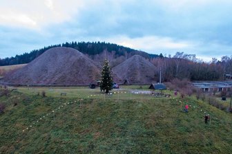 Symbol der Hoffnung in Coronazeiten: 40 Meter breiter Lichterbogen leuchtet im Erzgebirge von Halde aus - In einer gemeinsamen Aktion haben die Pfad-Finder Buchholz, die Bürgerinitiative "Pro Buchholz" und die freiwillige Feuerwehr in dem Stadtteil einen etwa 40 Meter breiten Lichterbogen an der Halde 116 installiert. Er soll als Zeichen der Hoffnung weithin sichtbar sein. Das Bild entstand bei einem Test.
