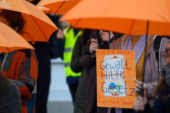 Symbol gegen Gewalt: Chemnitzer Frauenhaus gedenkt ermordeter Frauen - Am Internationalen Tag gegen Gewalt an Frauen finden jährlich Aktionen statt. Die orangen Regenschirme sollen dabei den Schutz von Frauen vor Gewalt symbolisieren.