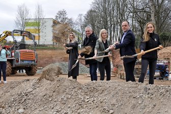 Symbolischer erster Spatenstich für neuen Edeka in Mülsen: Vor Weihnachten ist die Eröffnung geplant - Zum Spatenstich trafen sich Vertreter der Baufirma und von Edeka mit Bürgermeister Michael Franke.