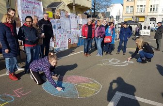 Symbolischer Protest in Plauen: Bunte Kartonmauer gegen Rechts -