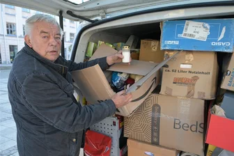 Symbolkraft: Kerzen für Zwickaus ukrainische Partnerstadt Wolodymyr - Beim Aktionstag in Zwickau – im Bild Karl-Ernst Müller, Vorsitzender des Vereins „Partnerschaft zur Ukraine“.