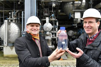 Synthetisches Benzin aus Freiberg erstmals zur Wissenschaftsnacht: So funktioniert es - Auf ihrer Großversuchsanlage am Fuchsmühlenweg in Freiberg haben Forscher der Bergakademie (Peter Seifert/r. und Prof. Martin Gräbner) synthetisches Benzin entwickelt.