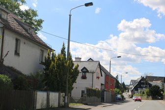 Syrau bekommt neue Straßenbeleuchtung - Die Masten mit den Straßenleuchten in Syrau an der B 282.