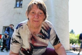 Syrau bietet Mühlenbier an - Mühlenchefin Heidrun Bauer zeigt das Mühlenbier.