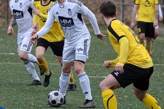Syrau macht es überraschend deutlich - Mit drei Treffern wurde Syraus Max Rudisch (am Ball) zum Matchwinner gegen den VfB Auerbach II. 