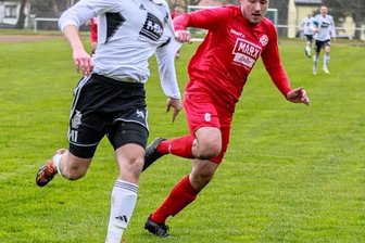 Syrau macht viel zu wenig aus seinen Chancen - Syraus Tobias John (links) überläuft hier den Gästeverteidiger Patrick Rohr. Der SCS scheiterte vor allem vor dem Tor an sich selbst und kam gegen den FSV Limbach-Oberfrohna nicht über ein 2:2 hinaus. 
