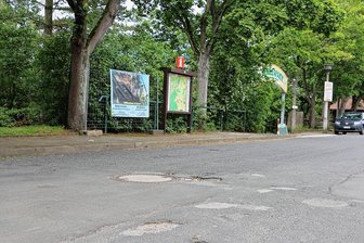 Syrau schämt sich: Straße zur beliebten Drachenhöhle gleicht einer Huckelpiste - Die Paul-Seifert-Straße in Syrau, der Weg zum Höhlenpark, wird von Touristen genutzt. Ihr Zustand lässt aber zu wünschen übrig. Die Gemeinde sieht Handlungsbedarf.
