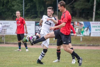 Syrau verliert Tabellenführung trotz Sieg - Der Syrauer Florian Kunze (weißes Trikot) ist hier eher am Ball als Werdas Karel Fassel. Kunze erzielte das zwischenzeitliche 3:0 für die Syrauer Hausherren und damit die Vorentscheidung im Spitzenspiel der Vogtlandliga.