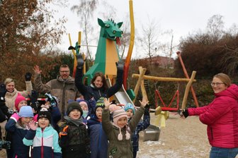 Syrau weiht neuen Spielplatz ein: Fünf Meter hoher Drache wartet im Höhlenpark - Die Syrauer Kinder in Vorfreude, während Manuela Schindler das Band durchschneidet.