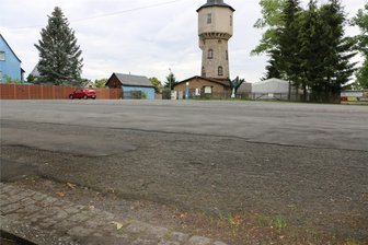 Syrau will Straße zur Drachenhöhle in Ordnung bringen - Die Paul-Seifert-Straße in Syrau soll in mehreren Schritten grundhaft ausgebaut werden.
