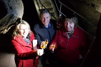 Syrauer Drachenhöhle soll Whiskylager werden - Heike Löffler, Geschäftsführerin des Fremdenverkehrsvereins Rosenbach/Vogtland, stößt auf die Einlagerung des "Drachen-Whiskys" an mit Wolfgang Lückert, einer der beiden Geschäftsführer von "Spirit of Oak", und Heidrun Bauer, Chefin der Drachenhöhle.
