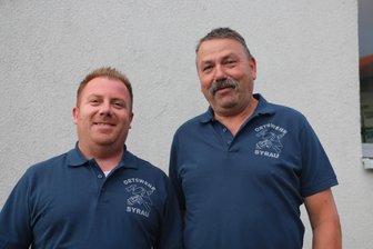 Syrauer Feuerwehr freut sich auf Löschfahrzeug - Sascha Göhring (links), stellvertretender Wehrleiter in Syrau, und Jochen Sennewald, stellvertretender Gemeindewehrleiter in Rosenbach.