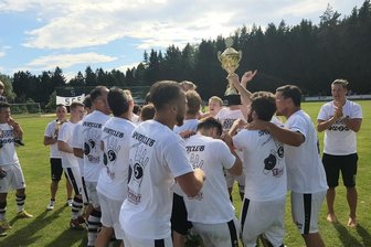Syrauer Fußballer bejubeln Pokalsieg - Die Fußballer des SC Syrau haben den Sternquell-Vogtlandpokal gewonnen.
