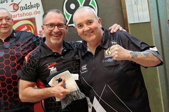 Syrauer hat Darts-Rekordweltmeister Phil Taylor am Rande einer Niederlage - André Löffler (links) überreichte einen Schal des SC Syrau an den 16-fachen Dartsweltmeister Phil Taylor. Löffler hatte sogar die Chance, die Legende zu besiegen.