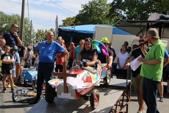 Syrauer Höhlenfest: Warum Motorräder für Aufsehen sorgten und der Bürgermeister ein ausgekochter Fuchs sein soll - Farbenfreudiger Hingucker: Marlies Hoffmann von der „Jungen Kirche“ mit der Seifenkiste am Start.