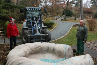 Syrauer Höhlenpark jetzt noch ein Stück attraktiver - Stück für Stück wurde der Syrauer Höhlenpark in den vergangenen Monaten gestaltet. Nun kam noch ein Dolinen-Sitzstein hinzu. Mit Technikunterstützung brachte Bernd Reiher ihn in die richtige Position.