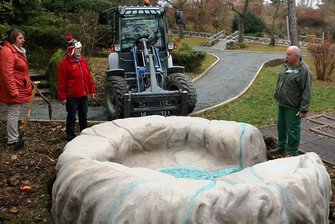 Syrauer Höhlenpark jetzt noch ein Stück attraktiver - Stück für Stück wurde der Syrauer Höhlenpark in den vergangenen Monaten gestaltet. Nun kam noch ein Dolinen-Sitzstein hinzu. Mit Technikunterstützung brachte Bernd Reiher ihn in die richtige Position. 