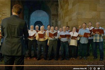 Syrauer Männer-Chor sorgt für Gänsehautmoment in neuer ZDF-Serie - Stimmengewalt unter der Göltzschtalbrücke: „In diesem Licht habe ich die Brücke noch nie gesehen.“