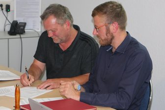 Syrauer Sportler bekommen Geld von der Gemeinde - Freude beim Vereinsvorsitzenden Jens Mannig (links) bei der Vertragsunterschrift mit Bürgermeister Michael Frisch.