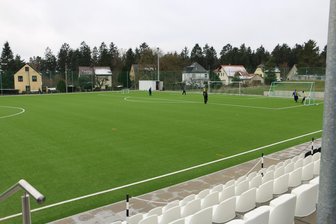 Syrauer Sportler hoffen auf Geld vom Bund - Der Kunstrasenplatz in Syrau ist neu.
