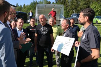 Syrauer Sportverein freut sich über knapp 200.000 Euro für Investitionen in die Zukunft - Im Gespräch: Innenminister Armin Schuster (2. von links) mit den Syrauer Sportlern und Bürgermeister Michael Frisch (links).