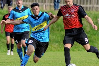 Syrauer verwandelt drei Elfmeter - Kottengrüns Ilie-Narcis Tita (links) versucht hier, Rotschaus Manuel Reiher den Ball abzuknöpfen. Beide Teams trennten sich 2:2.