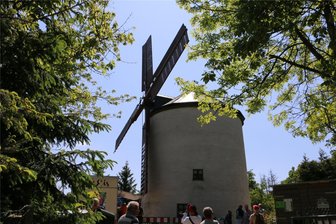 Syrauer Windmühle lädt zum Flügeldrehen ein - Die Windmühle in Syrau.