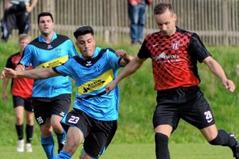 Syraus Steinbach verwandelt drei Elfer - Kottengrüns Ilie-Narcis Tita (links) versucht hier, Rotschaus Manuel Reiher den Ball abzuknöpfen. Letztlich trennten sich beide Teams 2:2.