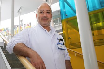 Syrischer Oberarzt am Kreiskrankenhaus Freiberg: Wollen Sie immer noch zurück in die alte Heimat, Herr Alturkmani? - Oberarzt Mohammad Alturkmani im Kreiskrankenhaus Freiberg.