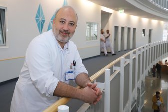 Syrischer Oberarzt am Kreiskrankenhaus Freiberg: Wollen Sie wieder zurück, Herr Alturkmani? - 2015 kam Mohammad Alturkmani aus Syrien nach Deutschland. Heute ist er Oberarzt für Orthopädie und Unfallchirurgie am Kreiskrankenhaus Freiberg.