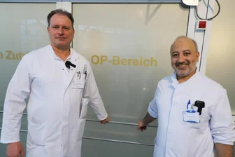 Syrischer Oberarzt am Kreiskrankenhaus: Wie Mohammad Alturkmani in Freiberg ankam - Peik Mutze (l.), Chefarzt der Station für Orthopädie und Unfallchirurgie, und sein Oberarzt Mohammad Alturkmani im Kreiskrankenhaus Freiberg.