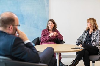 Systemsprenger, Problemschüler: Ist die Last in den Schulen in Sachsen ungerecht verteilt, Herr Piwarz? - Runder Tisch: Kultusminister Christian Piwarz (CDU) und die Werdauer Grundschullehrerinnen Esther Vogel und Kathrin Elias-Müglitz (von links) beim „Freie Presse“-Gespräch im Ministerbüro.