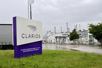 Szenario Explosion: Retter üben bei Firma in Zwickau - Bei der Firma Clarios ist am Dienstag ein Großeinsatz von Rettungskräften geübt worden.