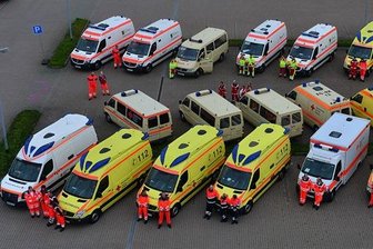 Szenario Gasexplosion: Mittelsachsens Retter proben den Ernstfall - Aufstellen der Rettungsfahrzeuge.