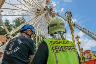 Szenario: Mann stürzt in Riesenrad - Bei der Übung wurde angenommen, dass ein Mann im Riesenrad gestürzt war.