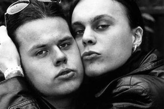 Szene-Autor Robert Forst zum 30. Wave-Gotik-Treffen: Im Netz der Spinne - Junge Gruftis in den 90ern: Bassist Mikko Paananen und Sänger Ville Valo von der finnischen Band HIM beim WGT in Leipzig.