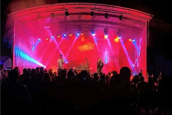 Szene-Festival in Rochlitz: bunt, schrill und abwechslungsreich - Der Glanzpunkt des letztjährigen Open-Airs: Amadea Ackermann alias Dilla sorgte mit ihrem Hit "Photosynthese" für Begeisterung. 