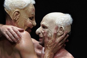 Szenen abseits des Üblichen - Zwei Körper im Dialog: Szene aus dem israelischen Tanzstück "The Third Dance". 