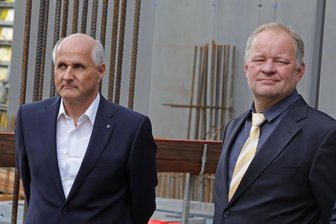 Szenen einer zerrütteten Ehe: Wie sich drei Kommunen aus Westsachsen in einer gemeinsamen Verwaltung immer weiter auseinander leben - Lichtensteins Bürgermeister Jochen Fankhänel (Freie Wähler, links) und sein Amtskollege Uwe Redlich aus St. Egidien (parteilos) bei einem Termin im Gewerbegebiet am Auersberg. „Rund um den Auersberg“ heißt die gemeinsame Verwaltungsgemeinschaft, zu der auch Bernsdorf zählt.