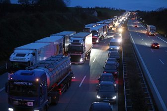 Tödlicher Unfall auf A 4 bei Glauchau - Feuerwehr kritisiert fehlende Rettungsgasse - Es bildete sich Stau. Im Bild ist eine Rettungsgasse zu sehen. Kurz vor der Unfallstelle war das anders, schildert der zuständige Kreisbrandmeister.