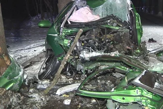 Auf der S 274 ist am Montagabend ein Mazda frontal gegen einen Baum geprallt. Der Fahrer (33) starb noch am Unfallort.