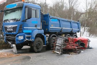 Tödlicher Unfall in Kirchberg: Radlader kollidiert mit Laster - In Kirchberg kam es zu einem schweren Unfall zwischen einem Radlader und einem Lkw.